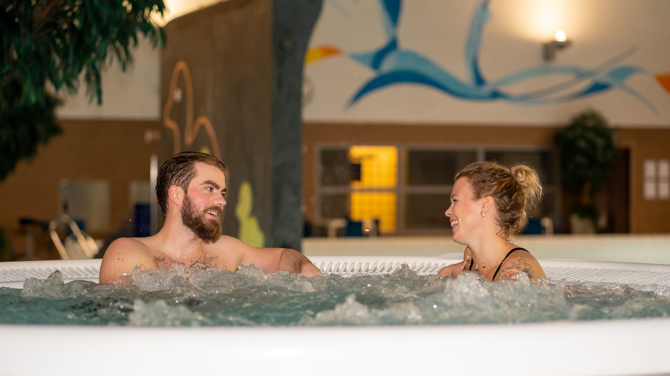 En man och en kvinna i en bubbelpool.