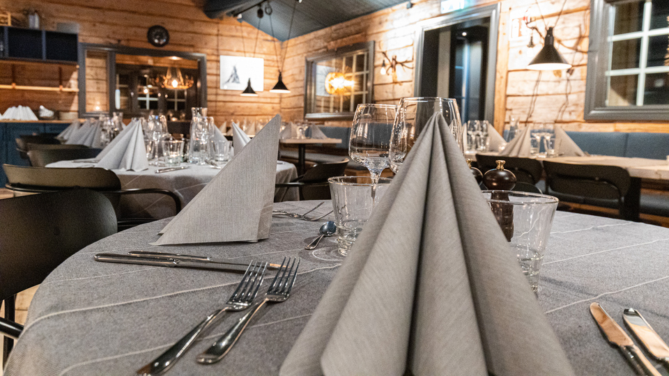 Flott dukade bord i en restaurang.