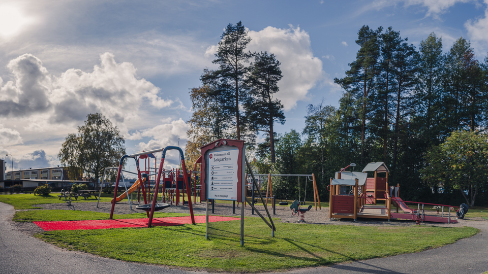 Lekpark med lekattraktioner.
