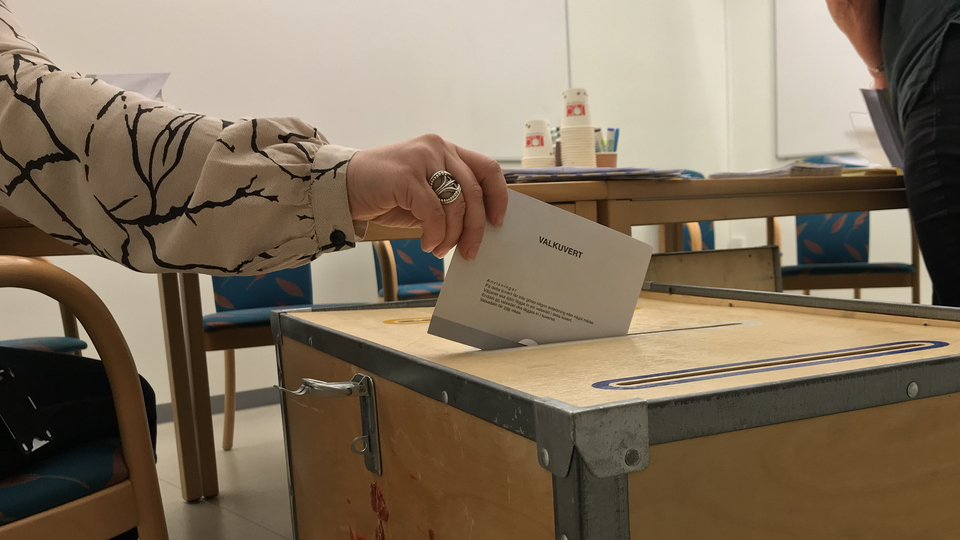 Valkuvert på väg ner i låda