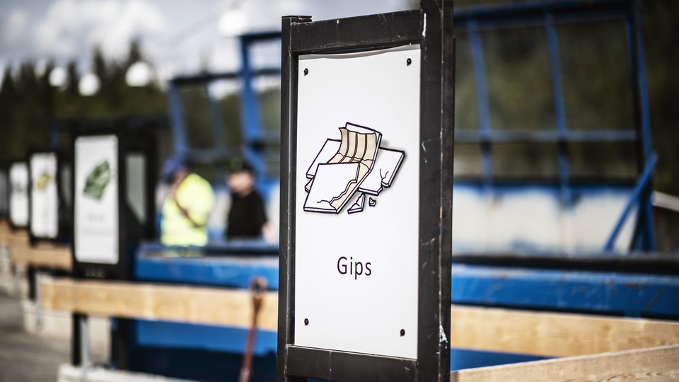 Skylt med anvisning om var gips ska läggas på en återvinningscentral.