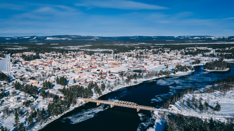Drönarbild som visar Sveg från ovan med Ljusnan och järnvägsbro