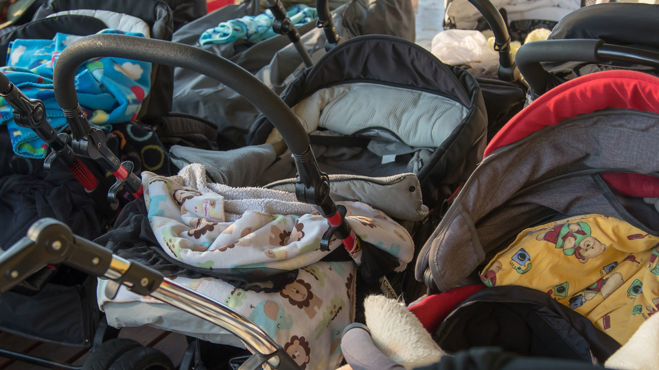 Många färgglada barnvagnar parkerade inomhus