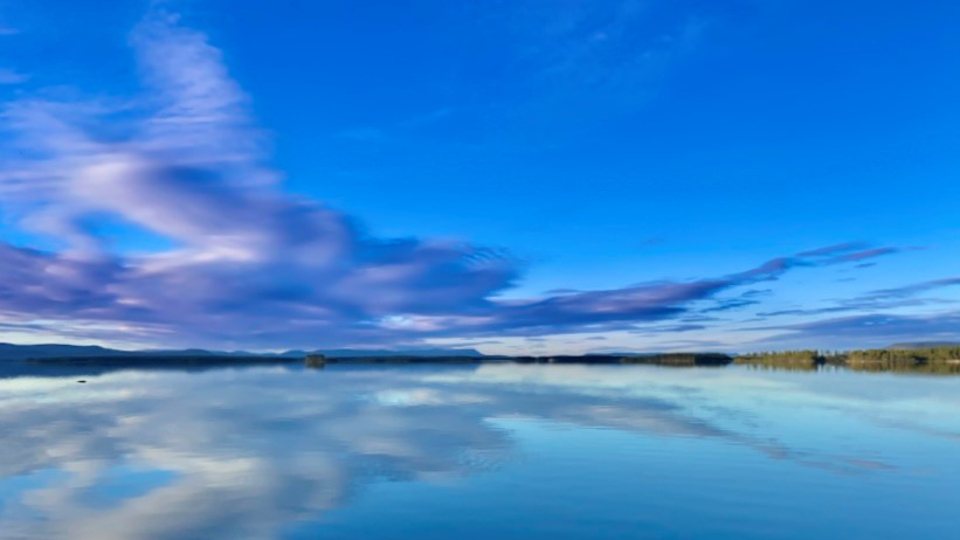 Sjö och himmel med moln.
