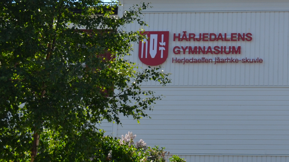 Vit fasad med skylt.