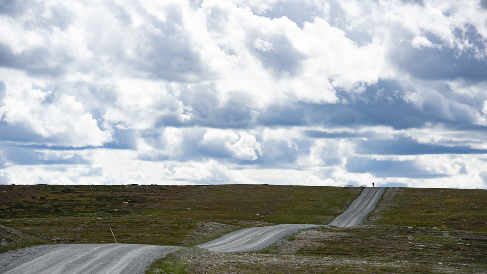 Grusväg i ett kargt landskap.