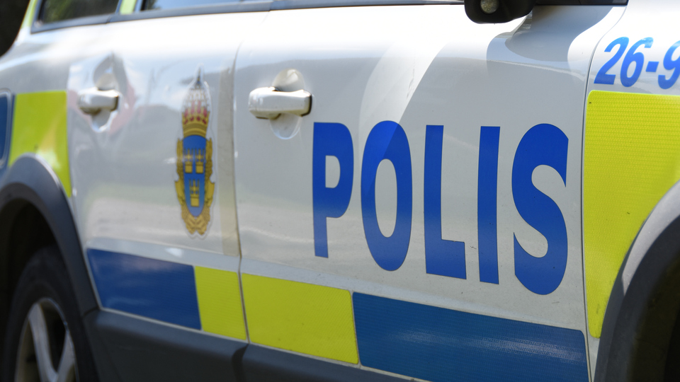 Sidan av en polisbil fotad framifrån.