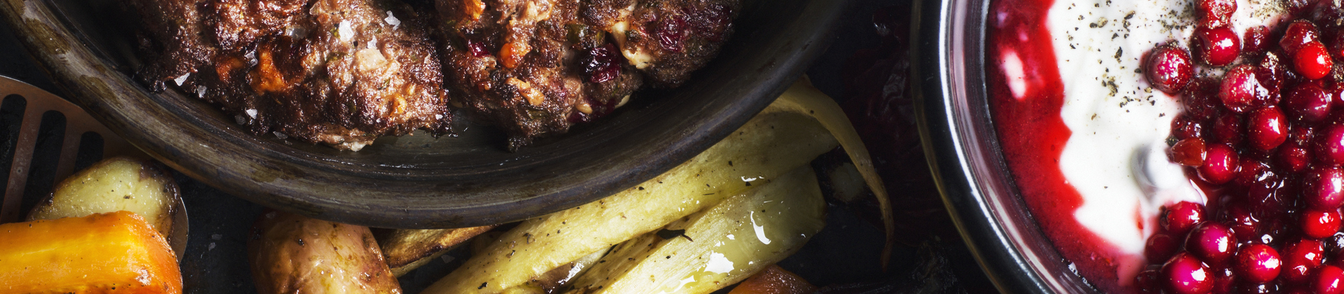 Mat, inklusive potatis, morötter och köttbullar