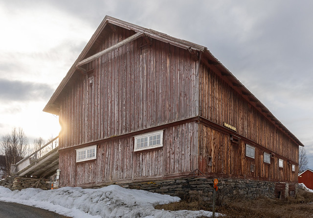 En stor ladugårdsbyggnad i fjällmiljö