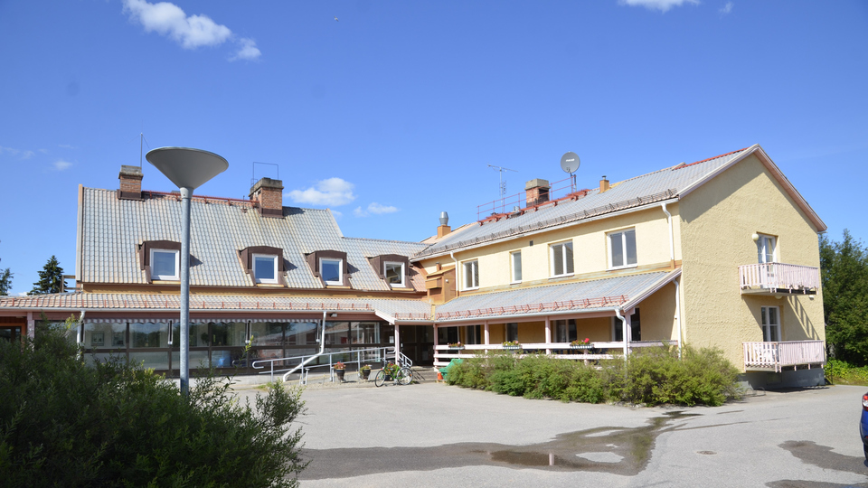Två tvåvåningsbyggnader i vinkel.