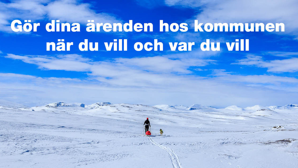 Skidåkare med pulkas och hund i fjällandskap och texten Gör dina ärenden hos kommunen när du vill och var du vill.