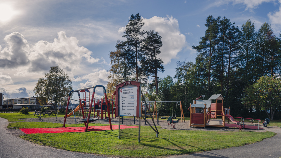 Lekpark med lekattraktioner.