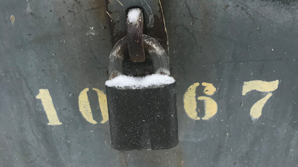Detalj av sprängkista med hänglås och siffrorna 1067