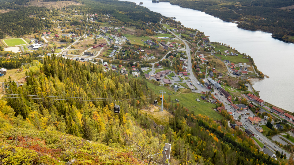 Drönarbild över Funäsdalen med kabinbana och Funäsdalssjön. Tagen från Funäsdalsberget med utsikt över byn. Höst.