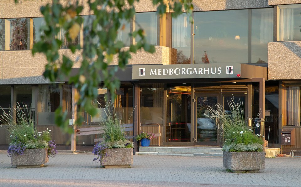 En stor byggnad med en skylt där det står Medborgarhus.