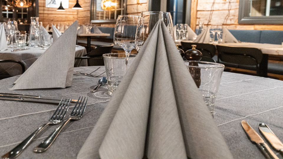 Restaurang med fint dukade bord.