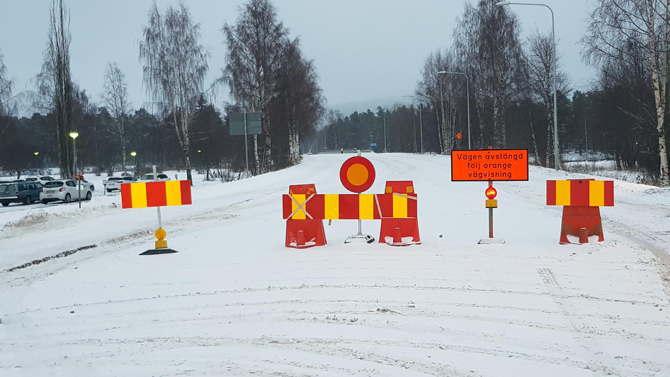 Trafikmärken som stänger av en väg.