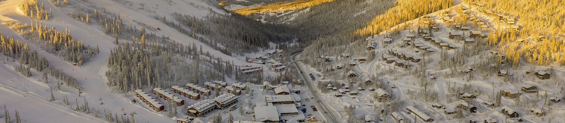 Drönarbild som visar Vemdalsskalet i vinterskrud från ovan