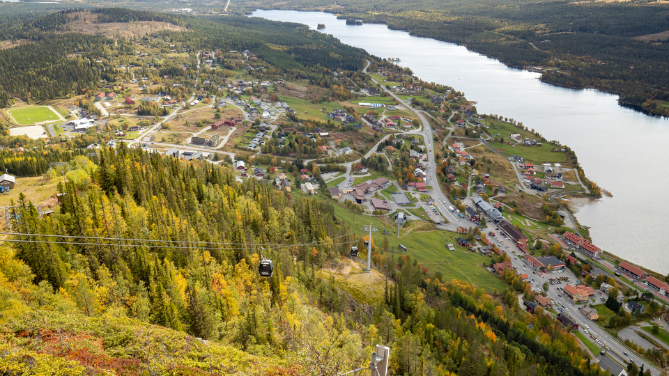 Drönarbild över Funäsdalen med kabinbana och Funäsdalssjön. Tagen från Funäsdalsberget med utsikt över byn. Höst.