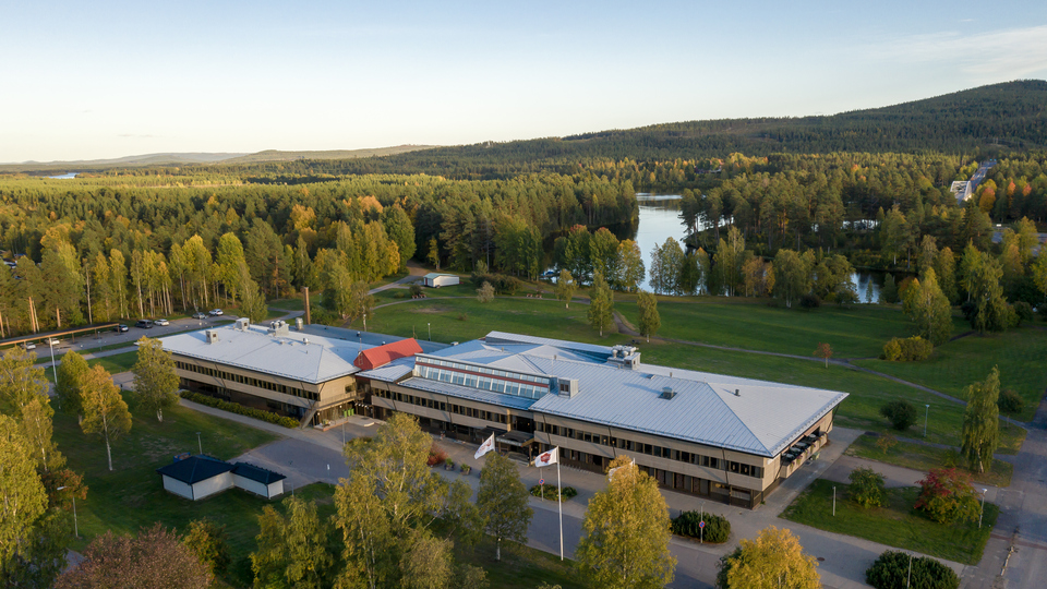 En flygbild av en byggnad omgiven av träd.