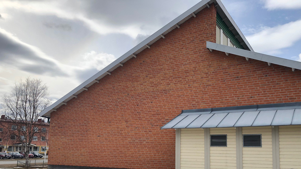 Tegelgavel på skolbyggnad.