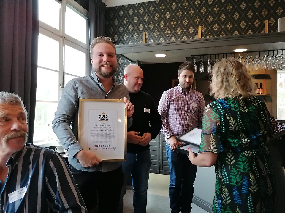 Ovas från restaurang Husky i Vemdalen tar emot priset för årets serviceföretag.