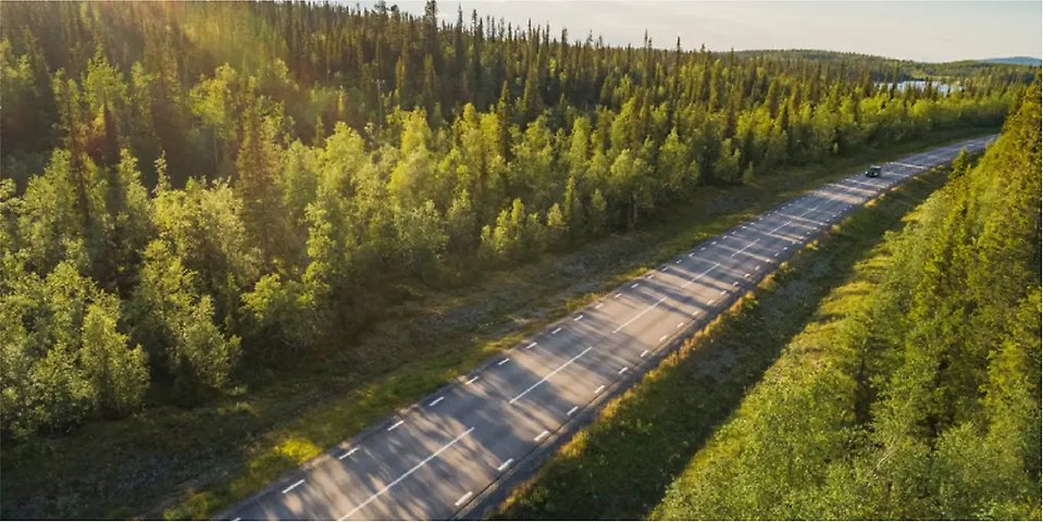Flygfoto över Europaväg 45 vid Regnsjö i södra Härjedalen