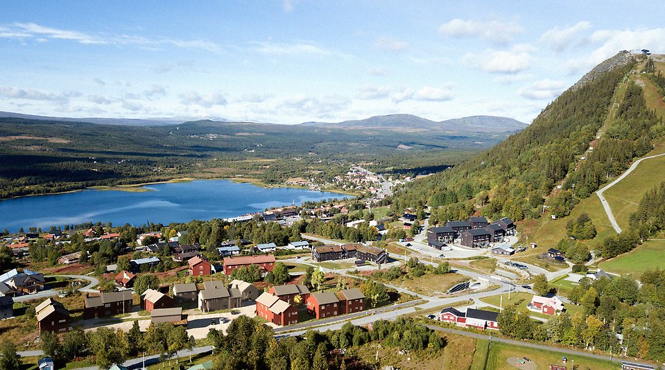 Vy över Funäsdalen mot väster med det nya bostadsområdet i förgrunden.