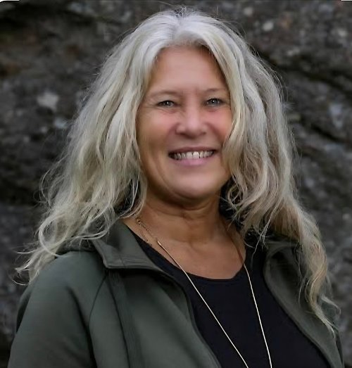 En kvinna med långt lockigt blont hår