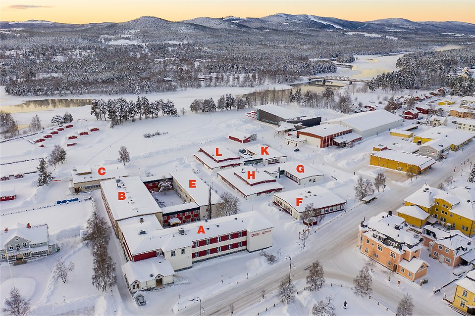 Drönarbild över Södra skolan i Sveg med byggnadernas bokstavsbeteckningar.