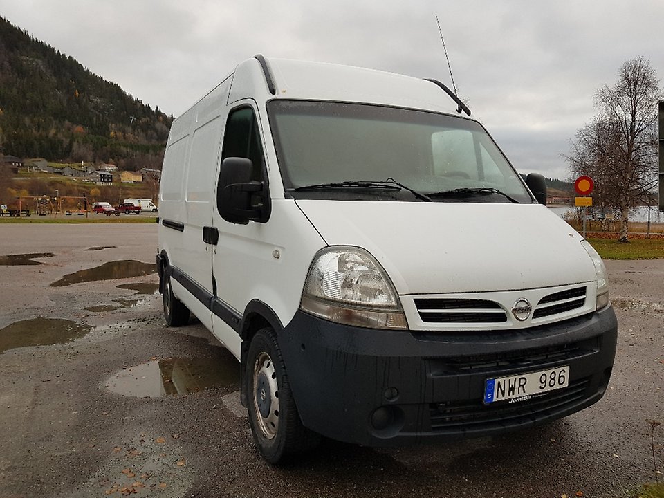 Vit skåpbil Nissan Interstar.